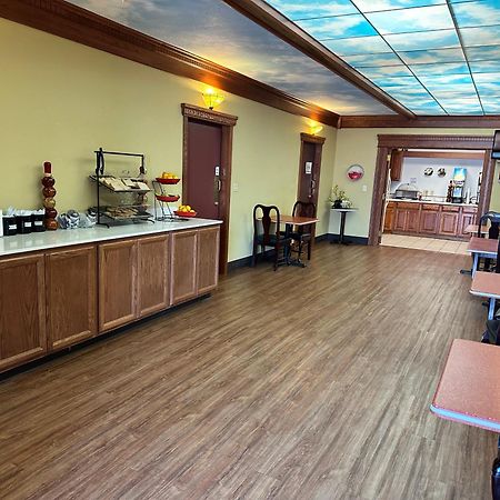 Ramada By Wyndham Saginaw Hotel & Suites Экстерьер фото