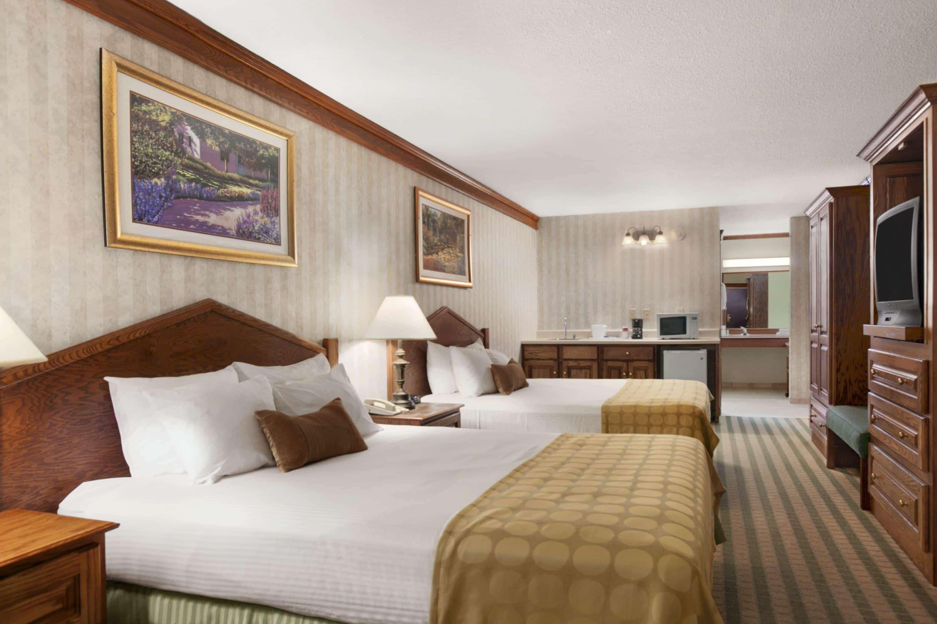 Ramada By Wyndham Saginaw Hotel & Suites Экстерьер фото