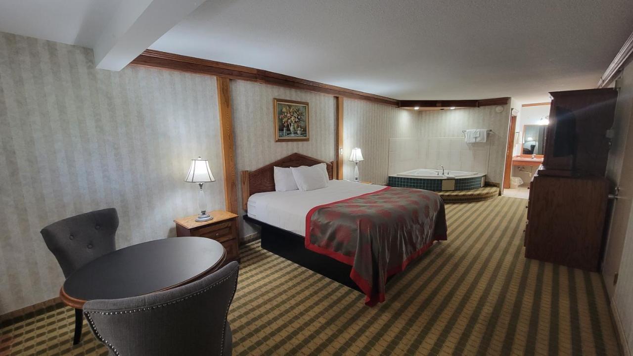 Ramada By Wyndham Saginaw Hotel & Suites Экстерьер фото