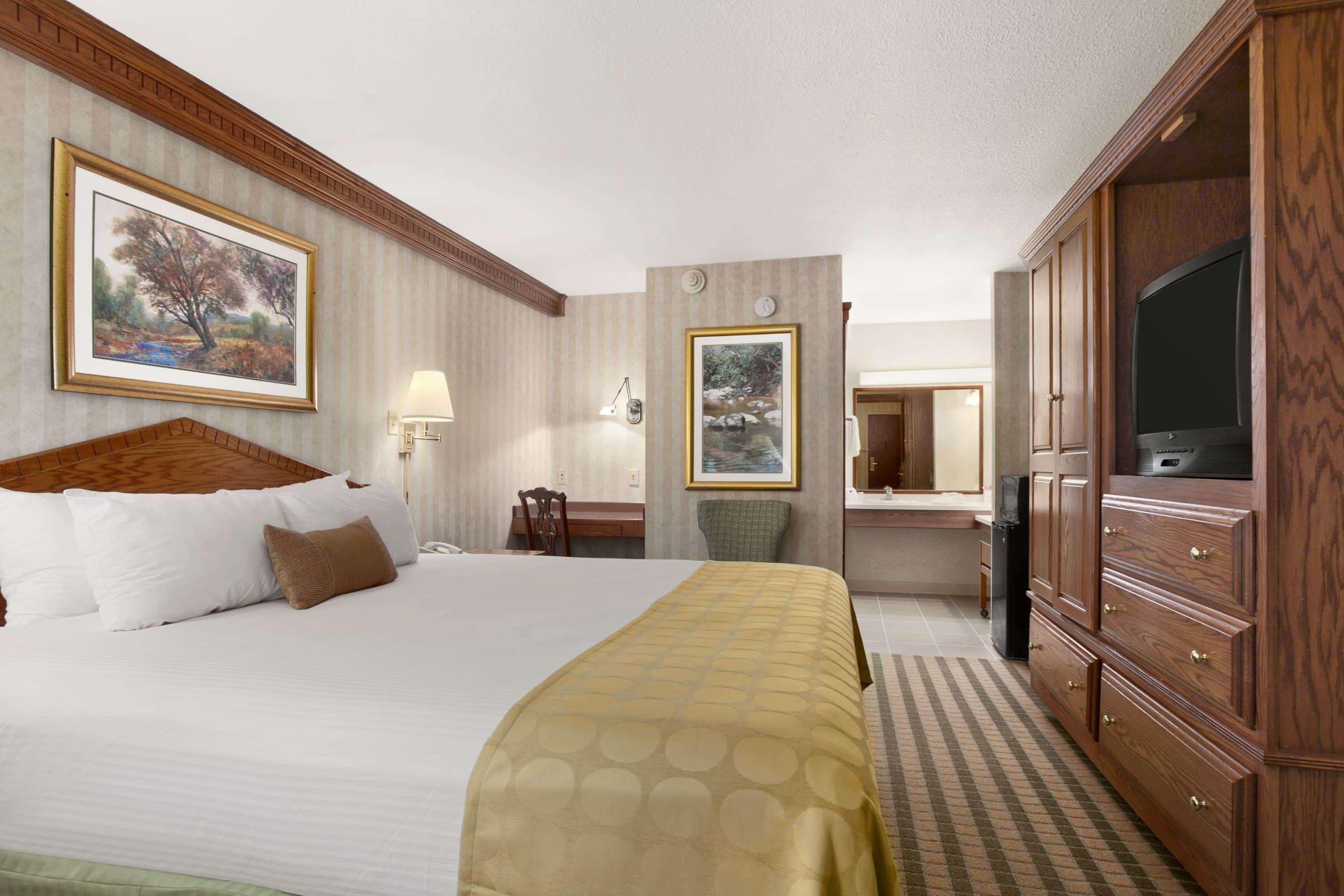 Ramada By Wyndham Saginaw Hotel & Suites Экстерьер фото