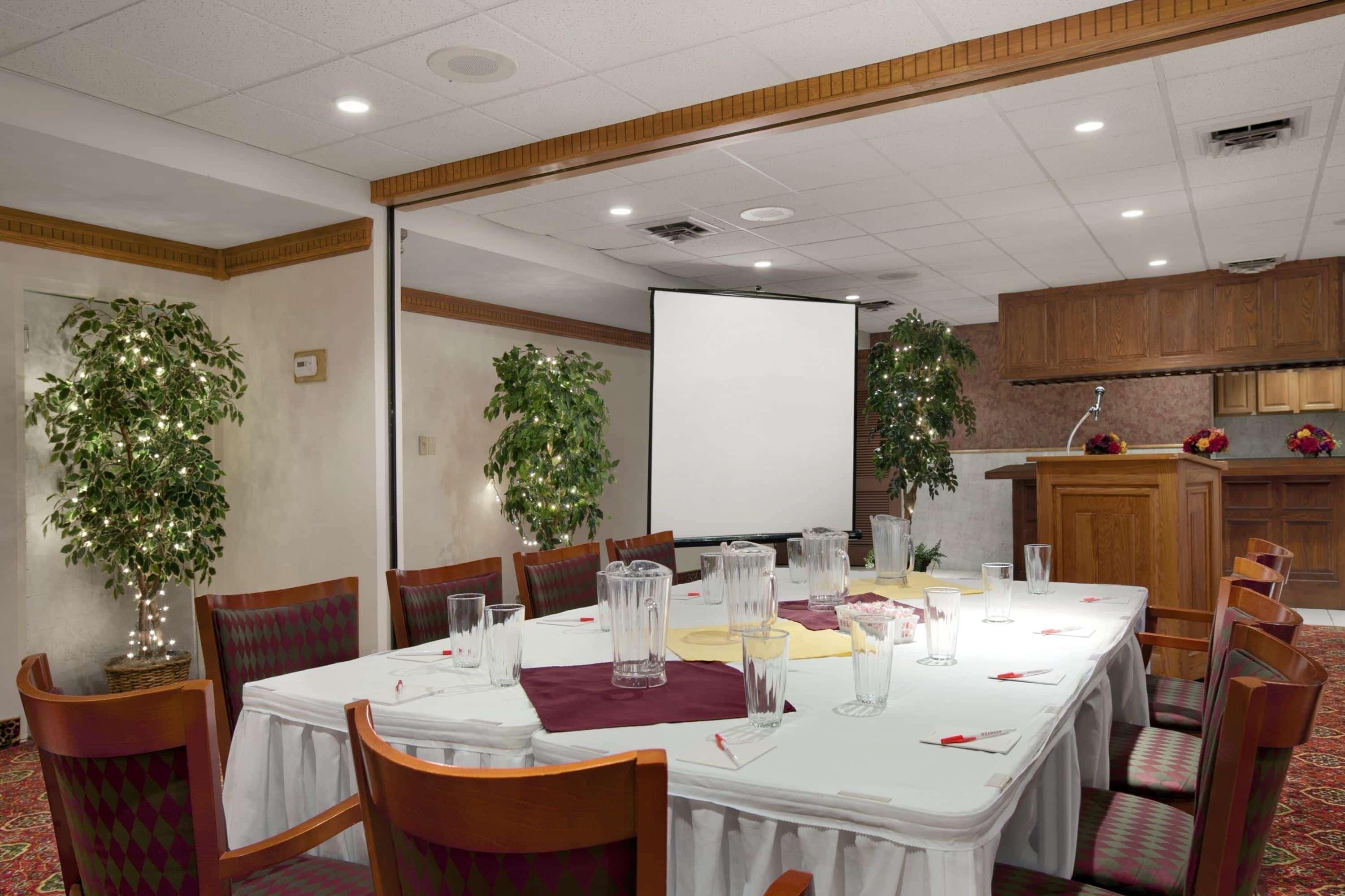 Ramada By Wyndham Saginaw Hotel & Suites Экстерьер фото