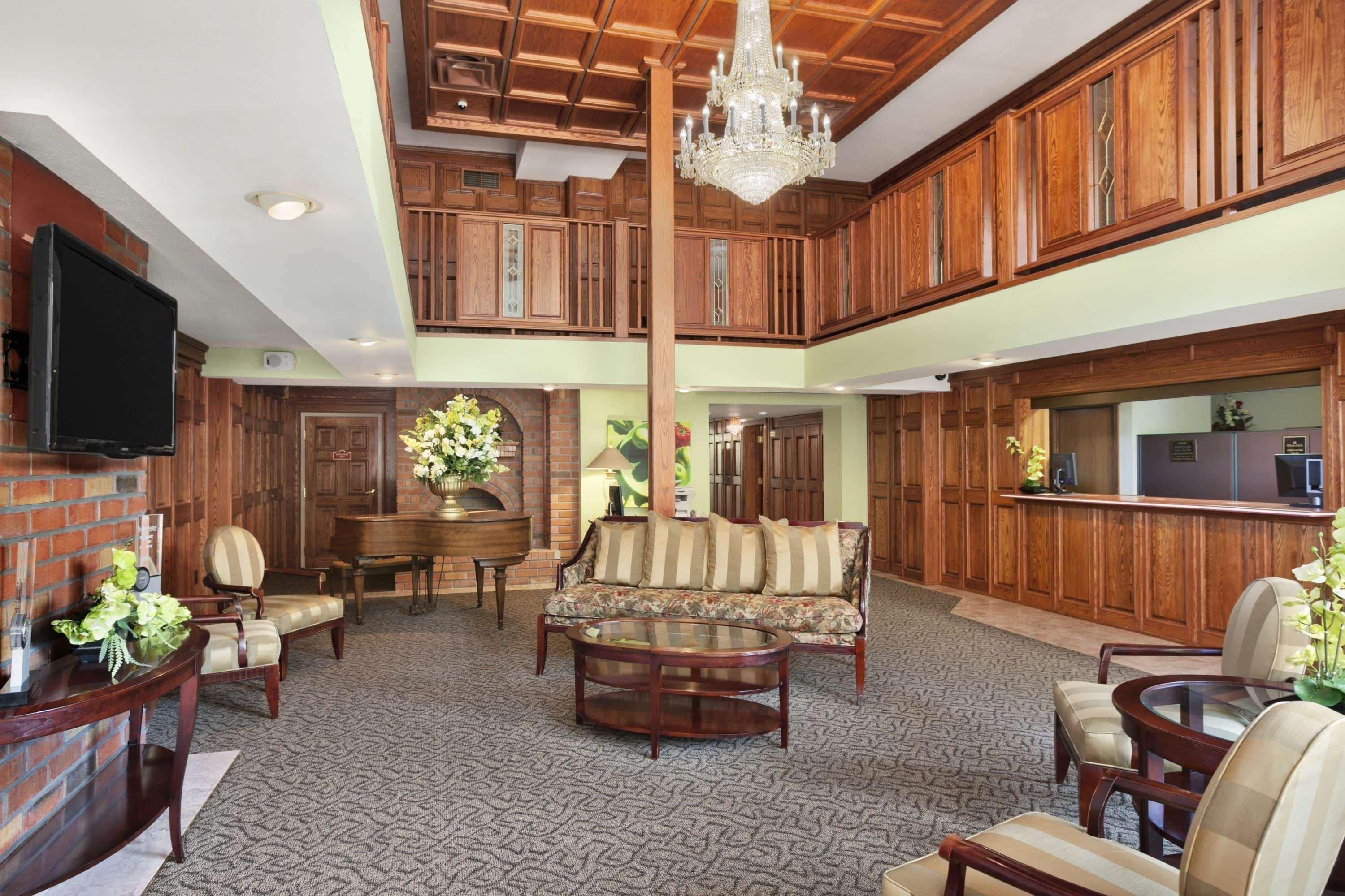 Ramada By Wyndham Saginaw Hotel & Suites Экстерьер фото