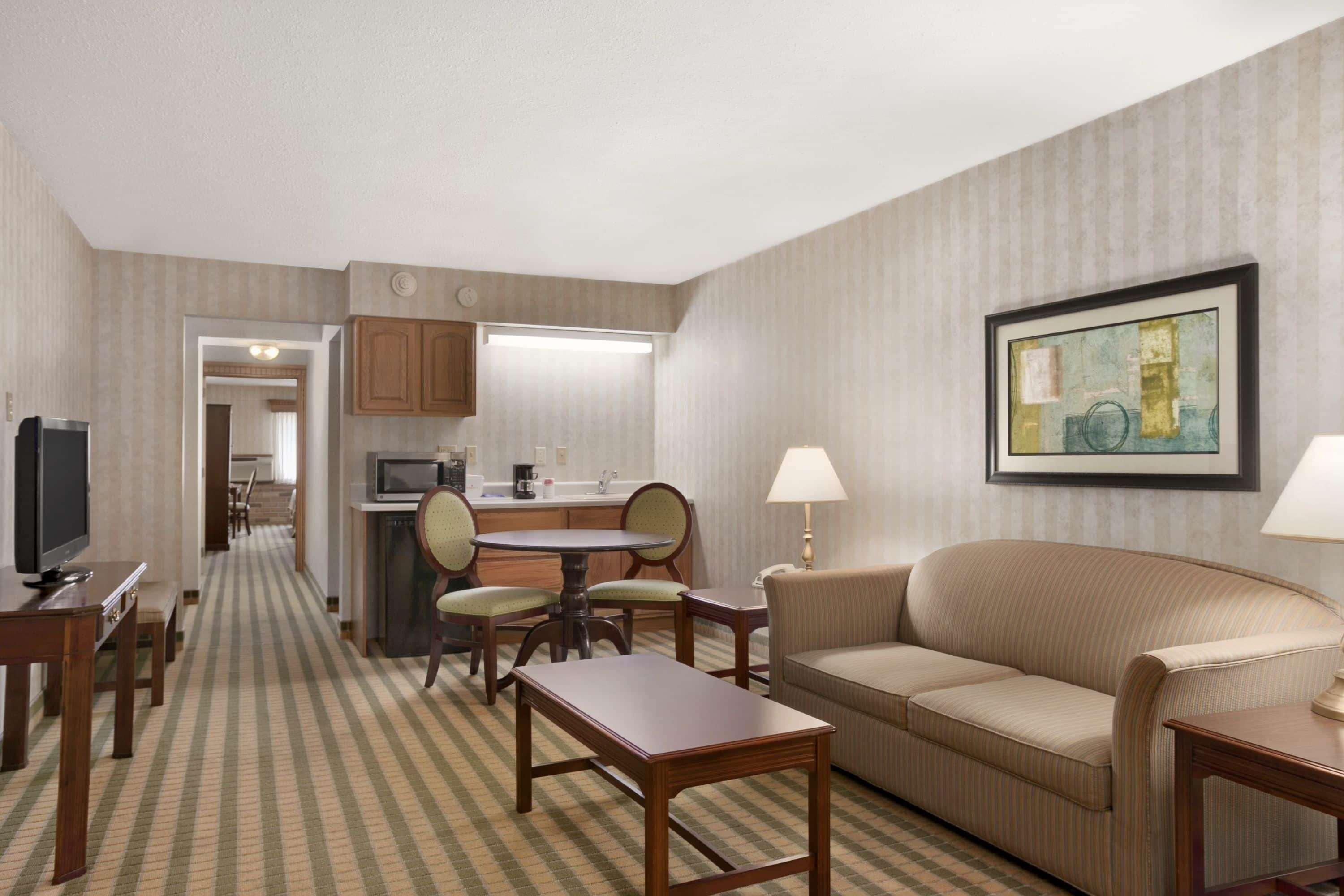 Ramada By Wyndham Saginaw Hotel & Suites Экстерьер фото