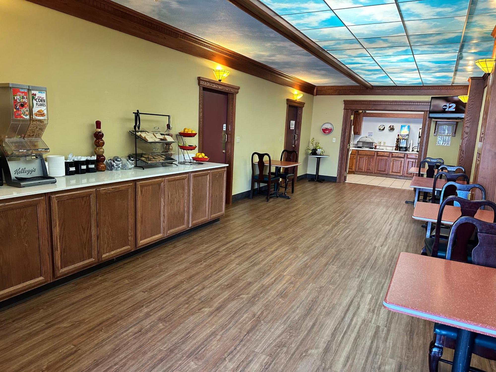 Ramada By Wyndham Saginaw Hotel & Suites Экстерьер фото