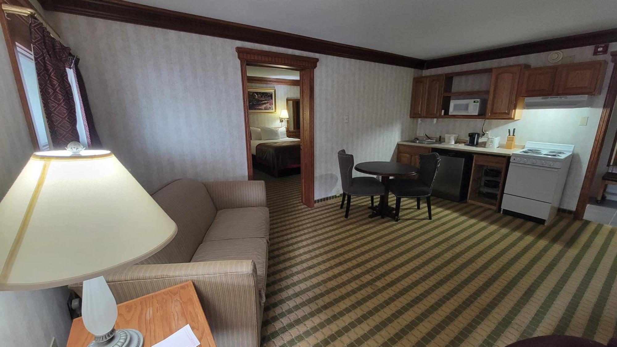 Ramada By Wyndham Saginaw Hotel & Suites Экстерьер фото