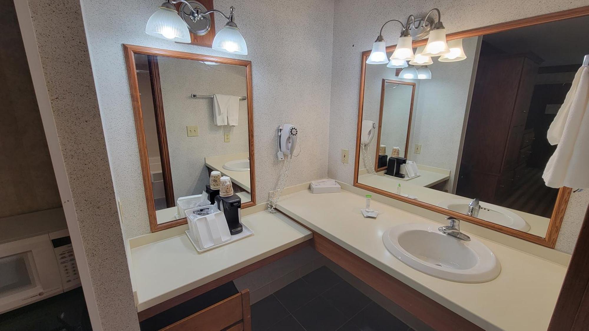 Ramada By Wyndham Saginaw Hotel & Suites Экстерьер фото