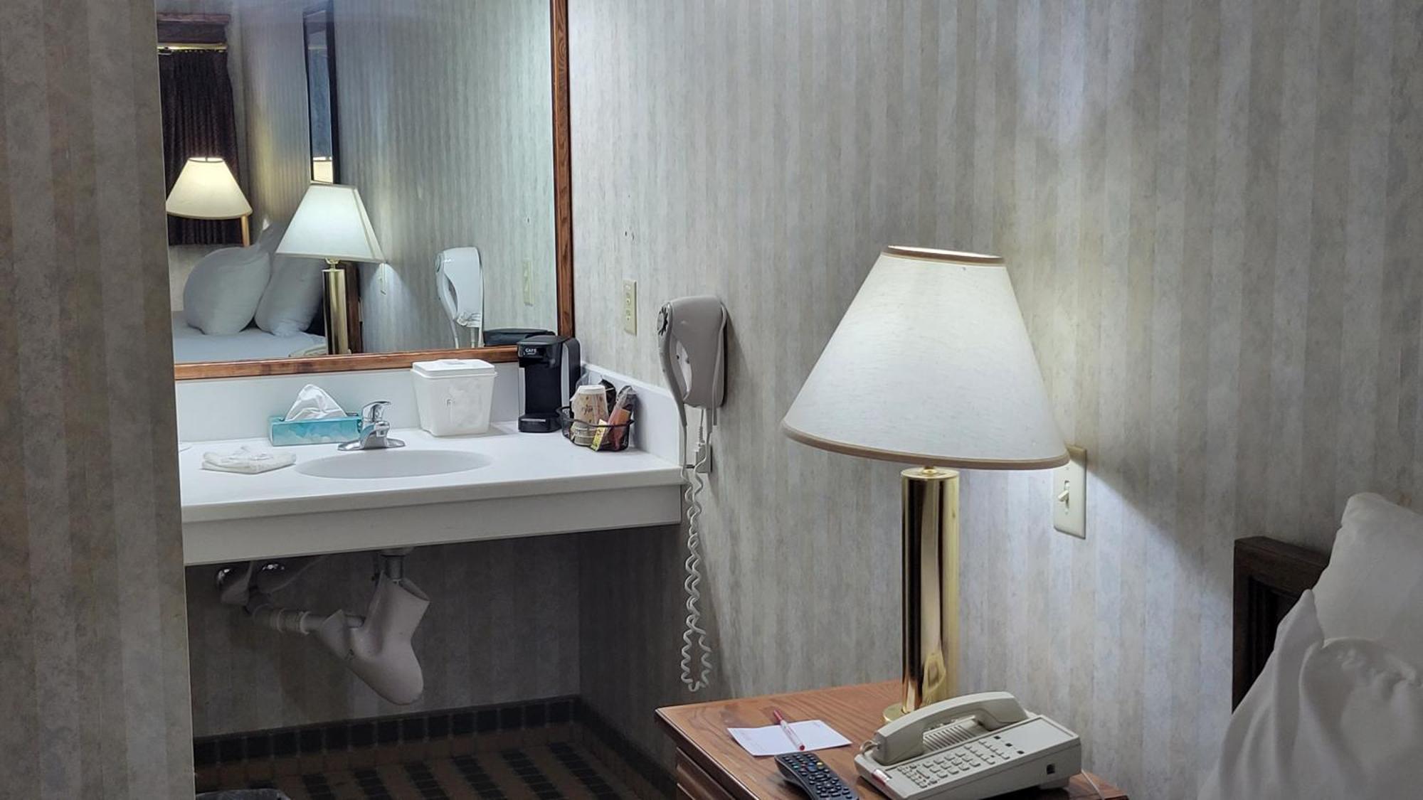 Ramada By Wyndham Saginaw Hotel & Suites Экстерьер фото