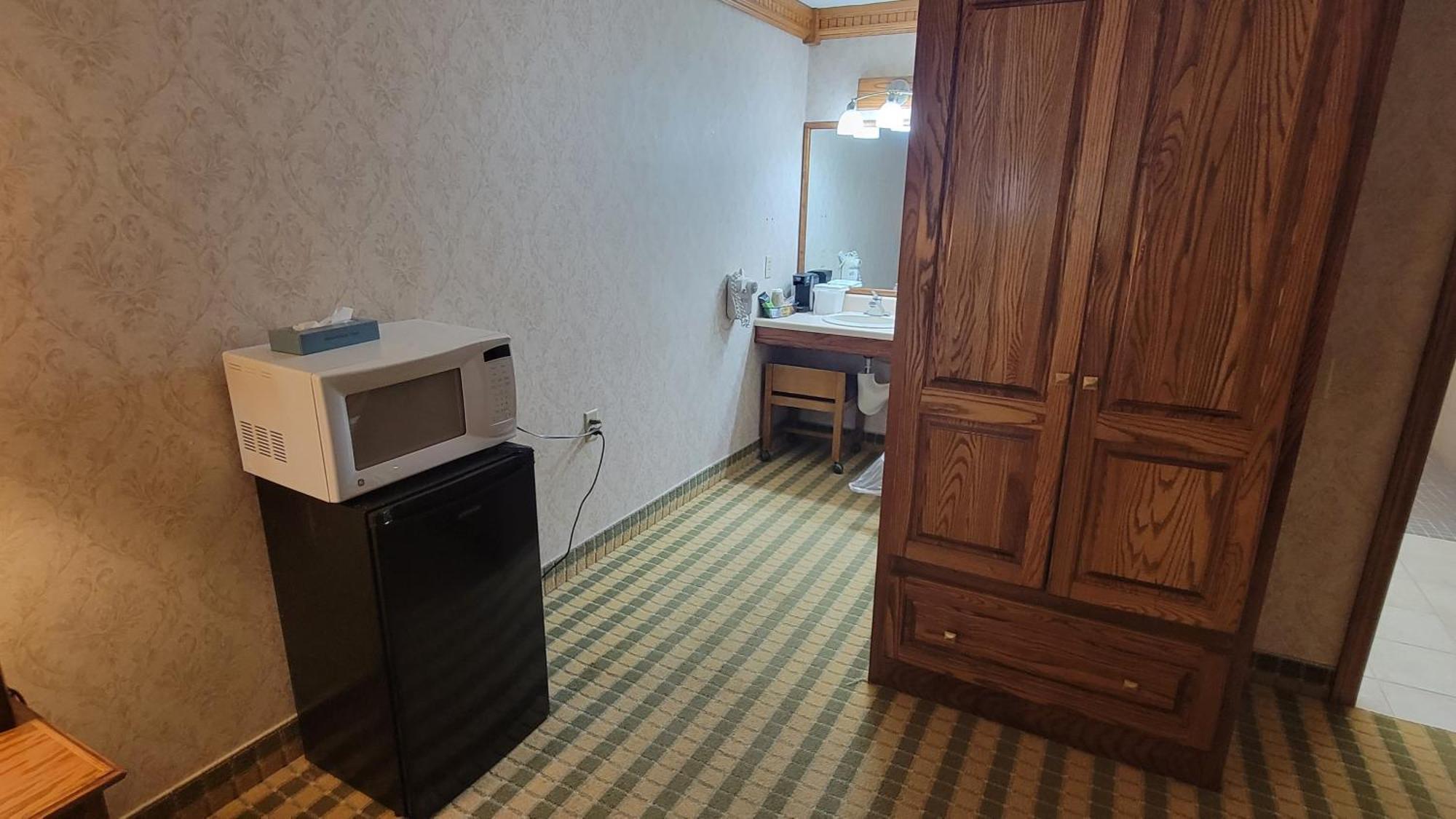 Ramada By Wyndham Saginaw Hotel & Suites Экстерьер фото