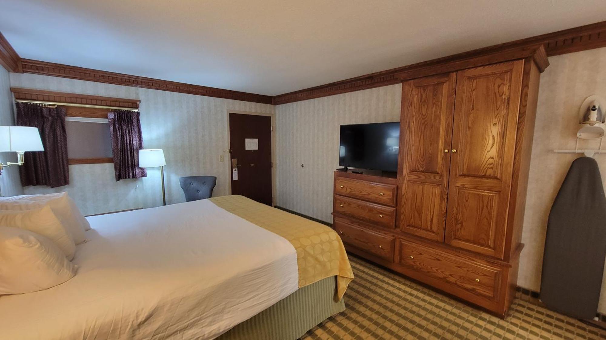 Ramada By Wyndham Saginaw Hotel & Suites Экстерьер фото